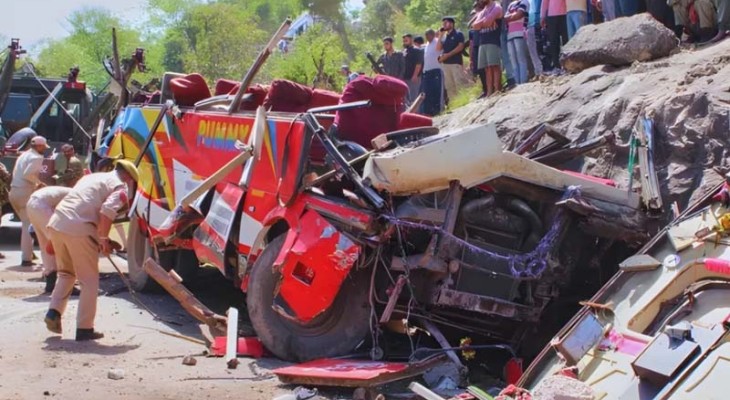 কাশ্মীরে যাত্রীবাহী বাস খাদে পড়ে নিহত অন্তত ২১, আহত ৪৫